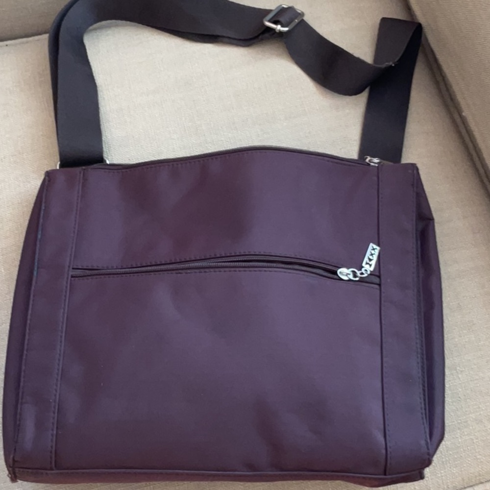 MAXX NEW YORK MESSENGER BAG